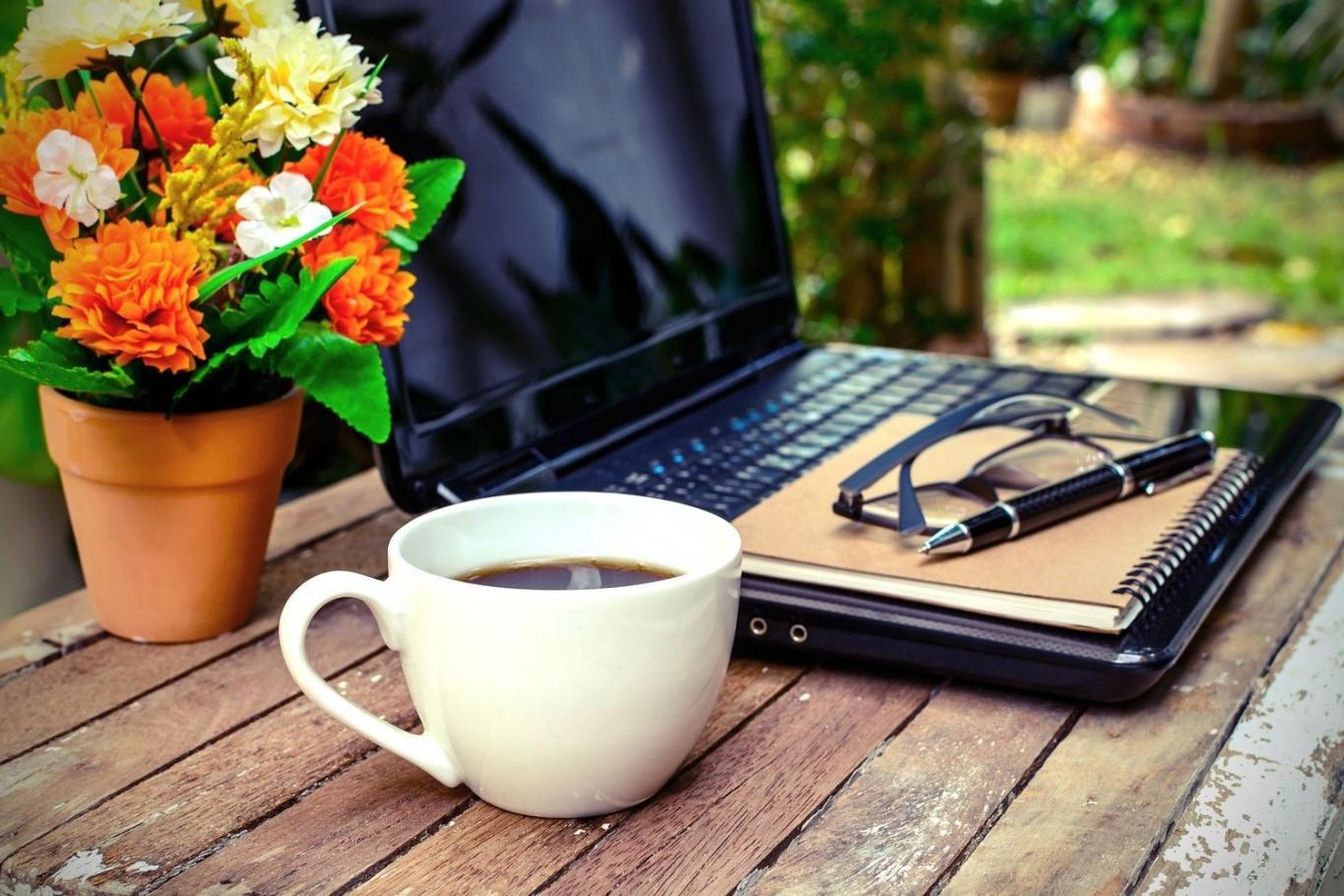 Ambiente di lavoro con strumenti professionali per l'analisi SEO